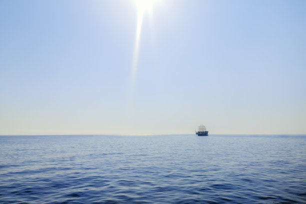 公海上的海盗船图片下载