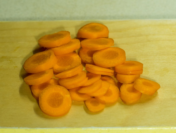 把胡萝卜切成薄片放在木板上图片下载