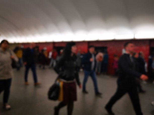 地铁里的人图片下载