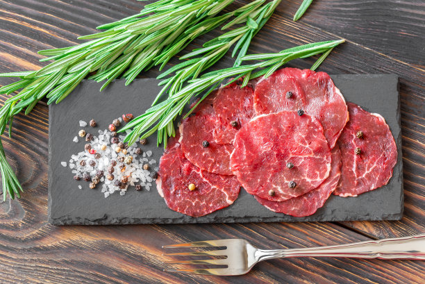 生牛肉片和调味料图片下载
