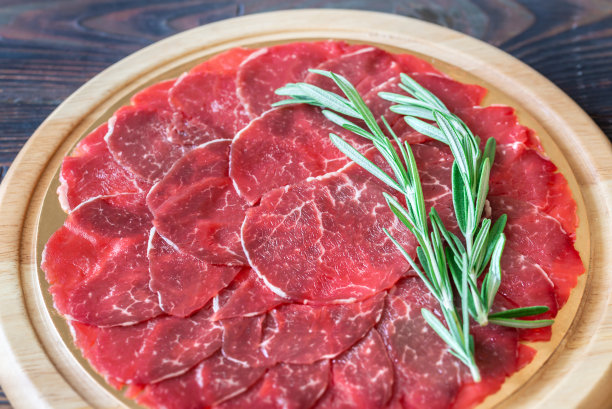 木板上的生牛肉片图片下载