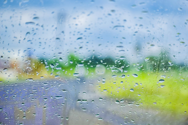 自然水滴背景。CAR车窗玻璃上凝结着天然的水滴。抽象照片。图片下载