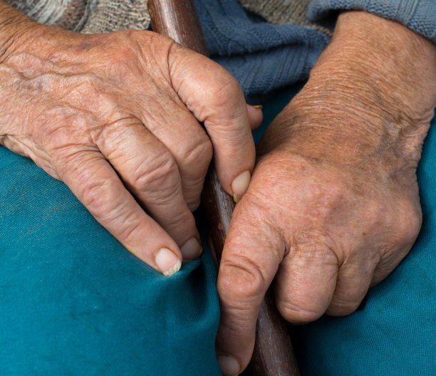 老农妇的手图片下载