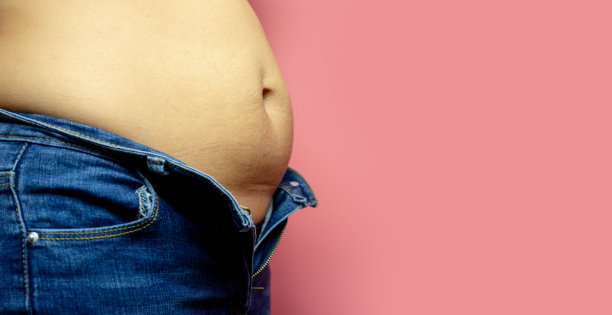 超重肥胖妇女孤立在一个粉红色的背景在工作室，减肥，肥胖，脂肪团，保健概念。复制空间背景文本图片下载