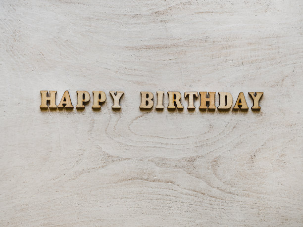 漂亮的卡片和未着色的木头。俯视图图片下载