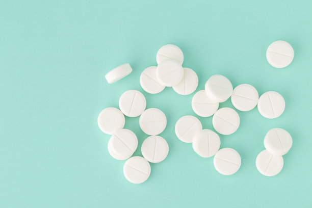 白色圆形药丸近距离彩色背景图片下载