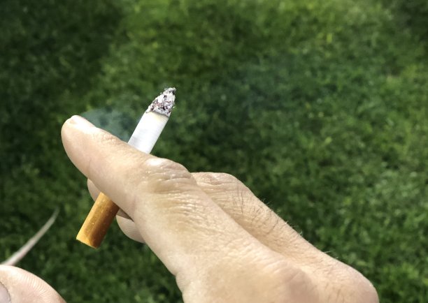 不规则手持香烟图片下载