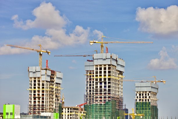 三座塔吊正在建造三座摩天大楼图片下载