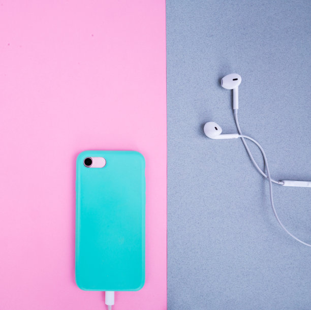 粉色背景的薄荷装智能手机。图片下载