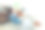 在家里和猫玩。年轻女子坐在地毯上拥抱宠物。图片下载