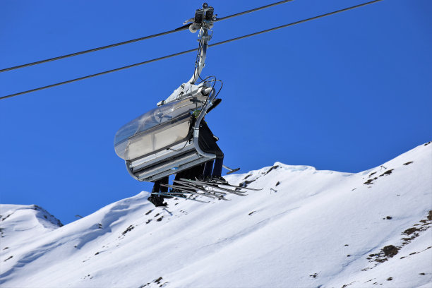 滑雪缆车上的滑雪者图片下载