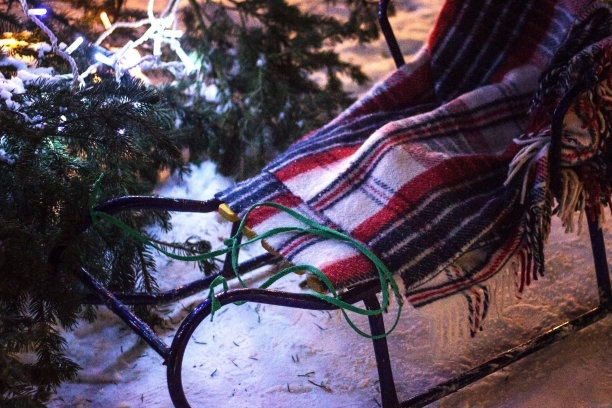 绿色儿童雪橇，雪地摩托，雪地自行车。这张照片拍摄于莫斯科附近。图片下载