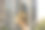 女人的手展示房子模型。新房，买和租，抵押，房地产概念。水平的细节特写。图片下载