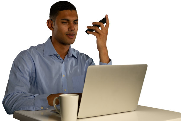 年轻商人使用笔记本电脑和智能手机图片下载