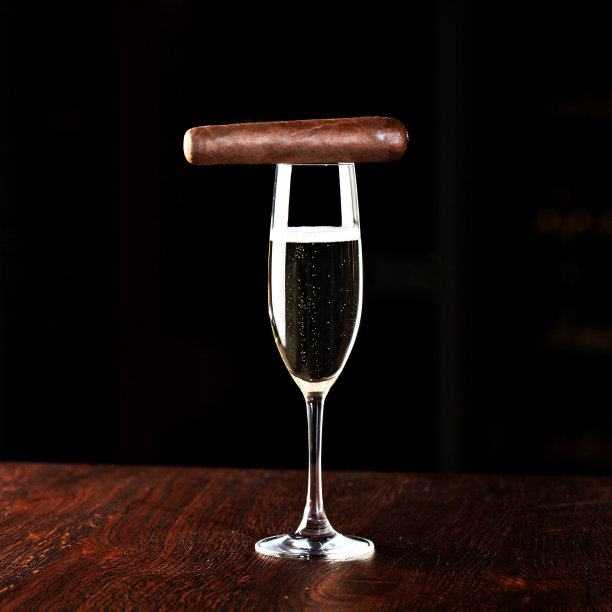 一杯香槟和雪茄图片下载