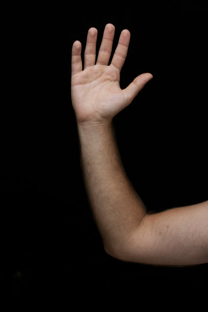 一个男人在做手势图片下载