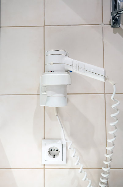 酒店浴室墙上挂着吹风机图片下载