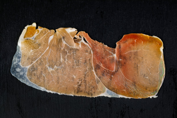 黑色背景上的火腿图片下载