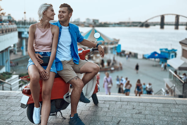 在码头上骑着摩托车微笑的夫妇图片下载