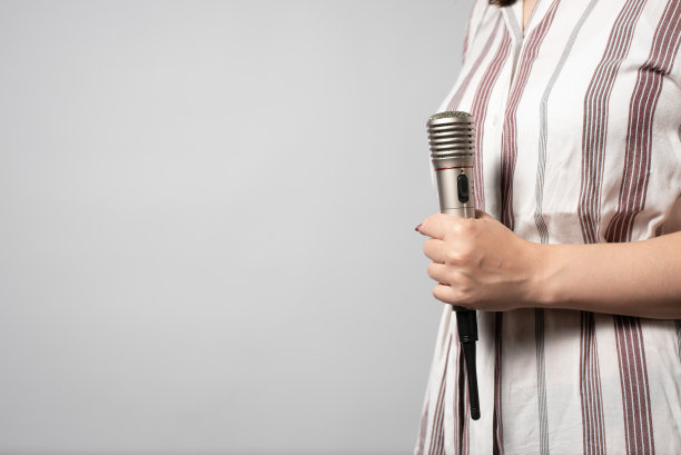 麦克风在一个女人手里。图片下载