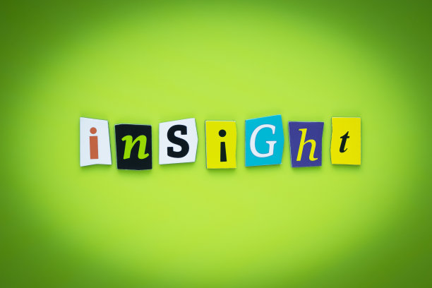 单字-洞察力。消息在海报上。文字在绿色背景。把彩色的信件。亮牌上的标题。旗帜上多色铭文。心理的概念。图片下载