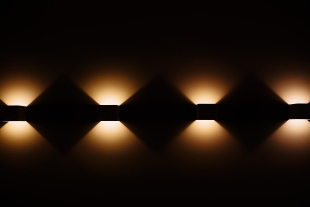 餐厅里老式水晶吊灯的照片。墙上的灯。图片下载