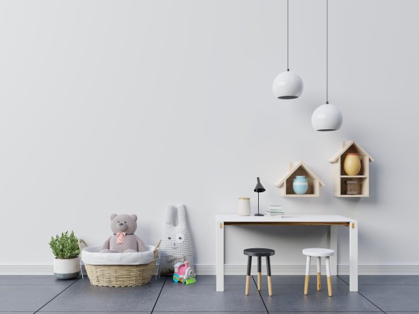 泰迪熊和兔娃娃在孩子们的房间里，桌子也摆好了。图片下载