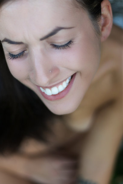 一个美丽的年轻女人微笑着图片下载