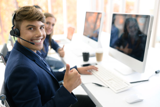 呼叫中心服务。客户支持或销售代理的照片。帮助电话接听和电话营销。男性来电者或前台接线员。为一些文字，广告或口号复制空间。图片下载