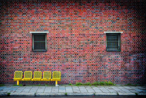 红砖墙前的长凳图片下载