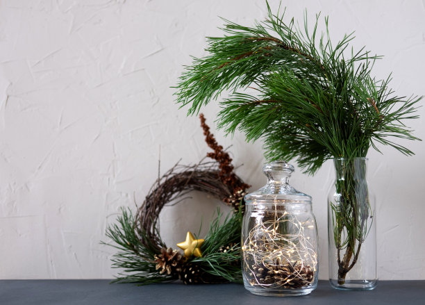 北欧风格的圣诞装饰桌上图片下载