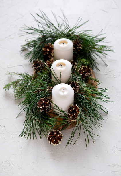 北欧风格的圣诞装饰桌上图片下载