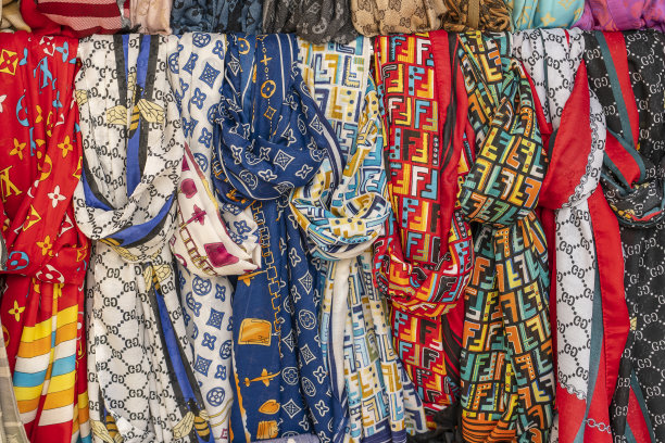 土耳其博德鲁姆的一个市场摊位上挂着一排排五颜六色的丝巾。特写镜头图片下载