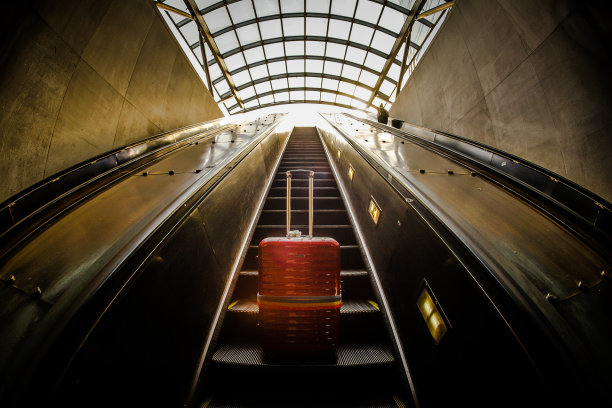 自动扶梯和手提箱图片下载