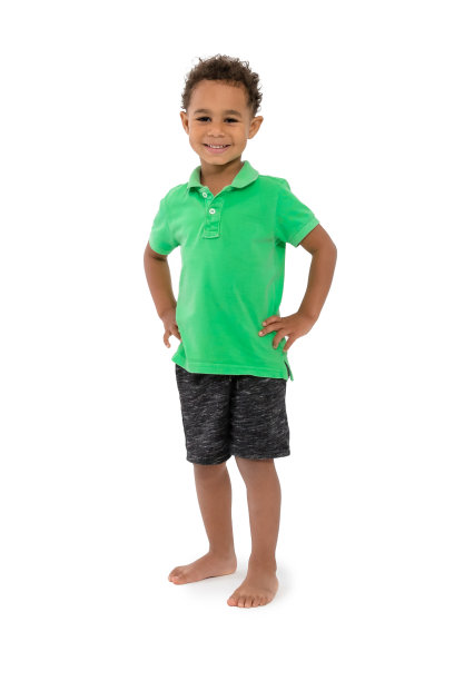 一个快乐的男孩，一个白人背景的孩子图片下载