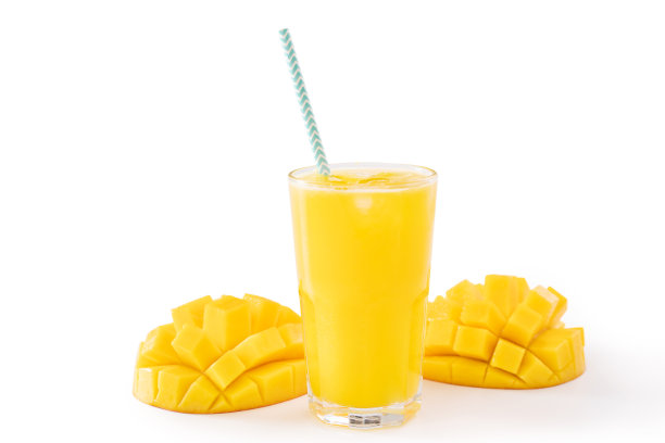 新鲜的热带芒果汁，美丽的切块果肉和条纹纸稻草孤立在白色的背景桌上。图片下载