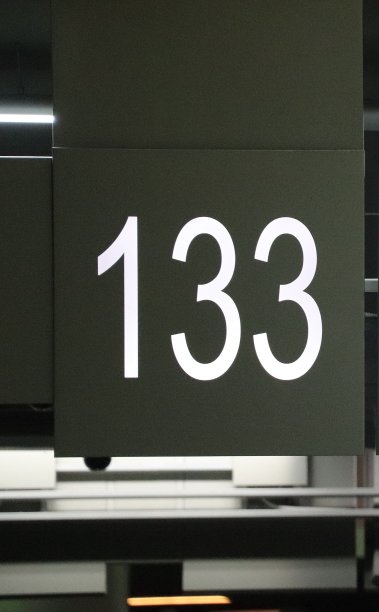 黑色背景上的巨大霓虹白色数字图片下载