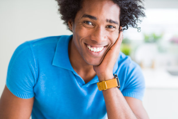 英俊的非洲裔美国人快乐的男人自信的微笑图片下载