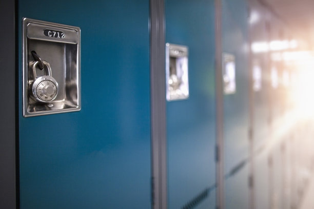 一排学校储物柜的特写图片下载