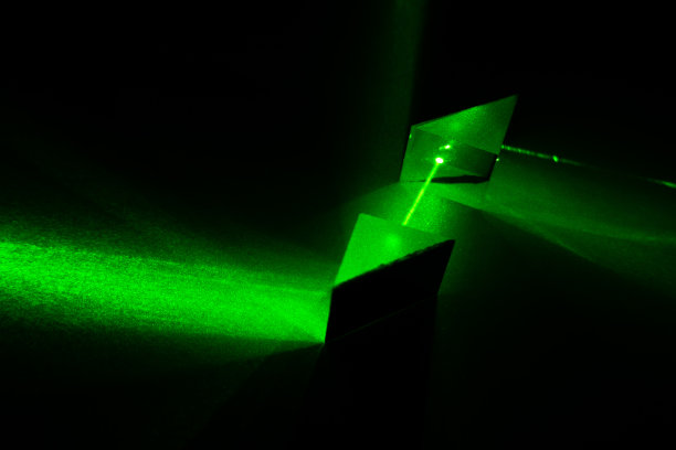 激光在黑暗中穿过棱镜图片下载