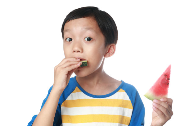 孩子吃西瓜图片下载