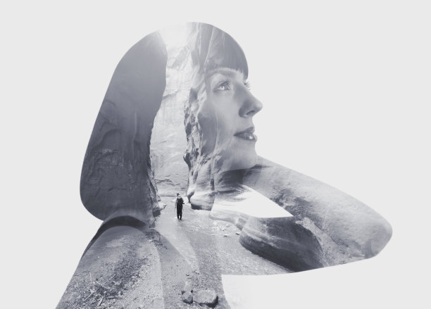 一对年轻夫妇徒步穿越海峡的多重曝光。锡安国家公园。图片下载