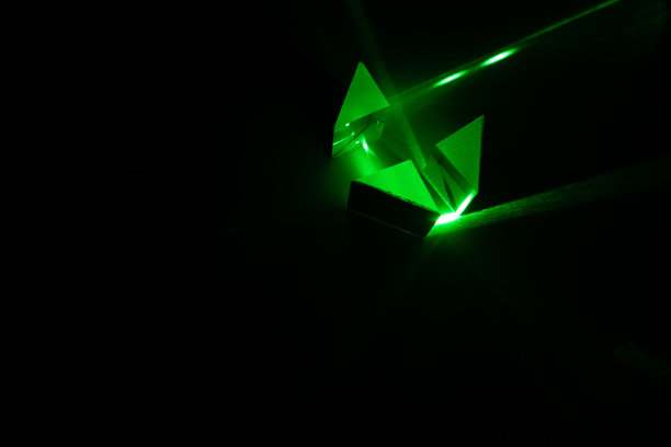 激光在黑暗中穿过棱镜图片下载