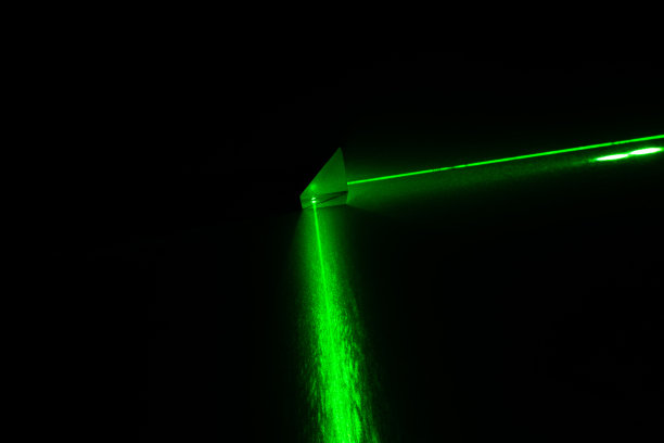 激光在黑暗中穿过棱镜图片下载