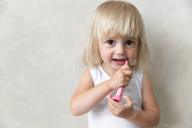 小女孩用牙刷刷牙。牙科健康。在隔离图片下载