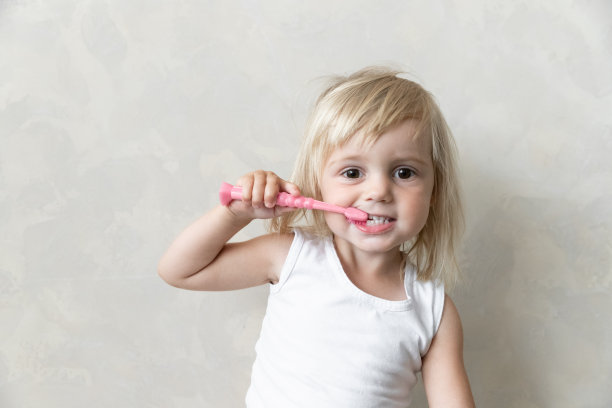 小女孩用牙刷刷牙。牙科健康。在隔离图片下载