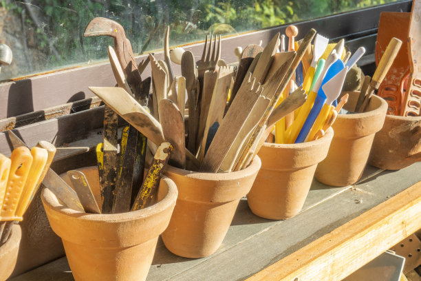 画室里用的抹刀、画笔和记号笔图片下载