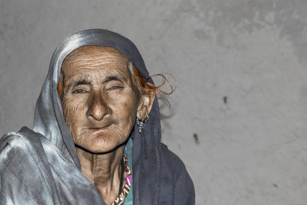 一个表情悲伤的非常老的亚洲妇女图片下载