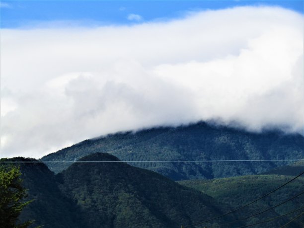 山脉。当雨天突然变成晴天。日本日兴公园,图片下载