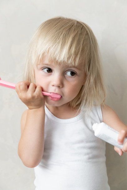 小女孩用牙刷刷牙。牙科健康。在隔离图片下载